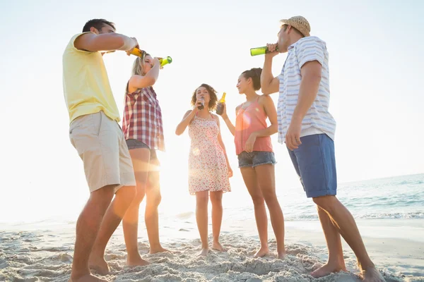 Gruppe von Freunden, die Spaß haben — Stockfoto