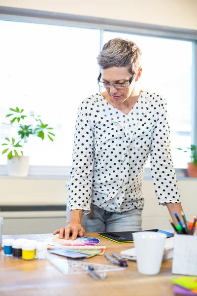 Casual businesswoman looking at colour chart — Stock Photo, Image
