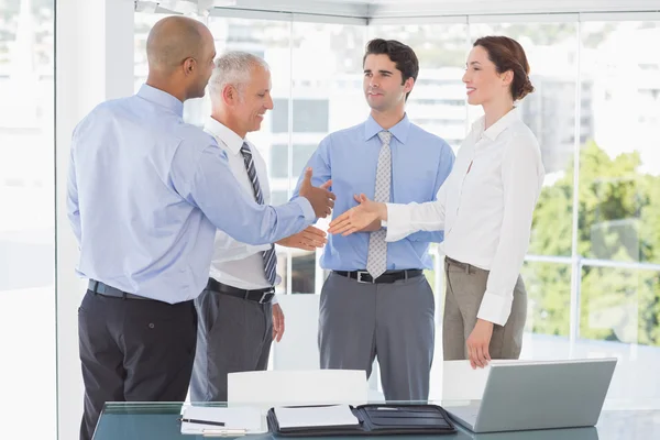 Equipo empresarial felicitando a su colega — Foto de Stock