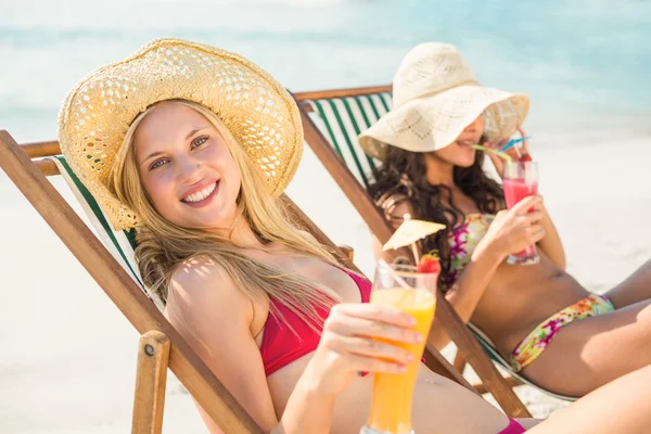 Friends drinking cocktails at the beach — Stockfoto