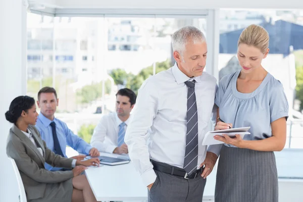 Collega's spreken over werk — Stockfoto