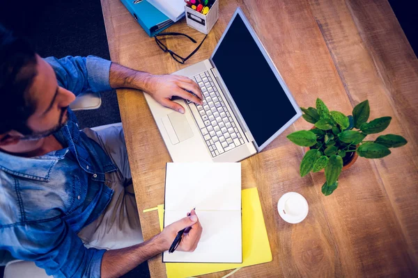 Designer trabalhando em sua mesa — Fotografia de Stock