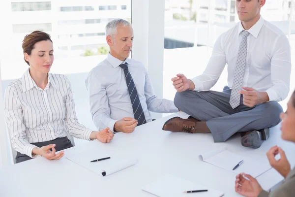 Equipo de negocios relajantes ojos cerrados — Foto de Stock