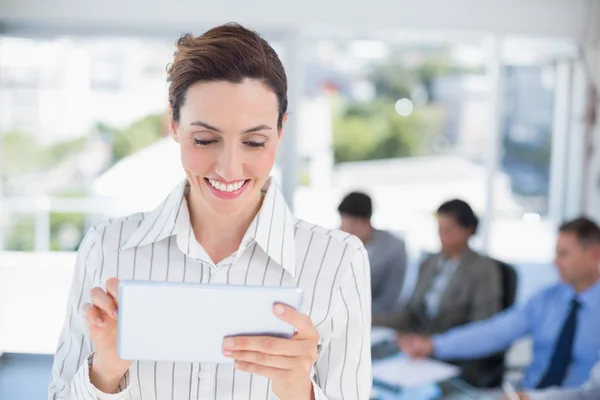 Businesswoman holding tablet — Stock Photo, Image