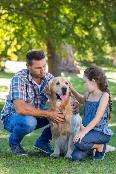 Pai e filha com cão no parque — Fotografia de Stock