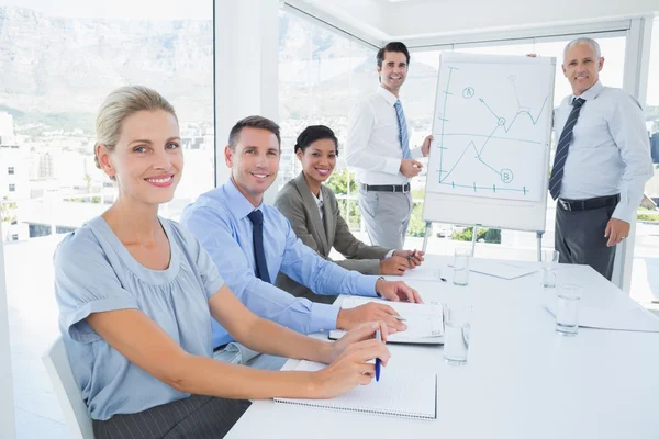 Zakelijke team tijdens de vergadering glimlachen op camera — Stockfoto