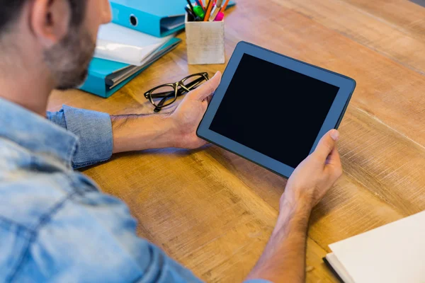 Бизнесмен работает за своим столом с планшетом — стоковое фото