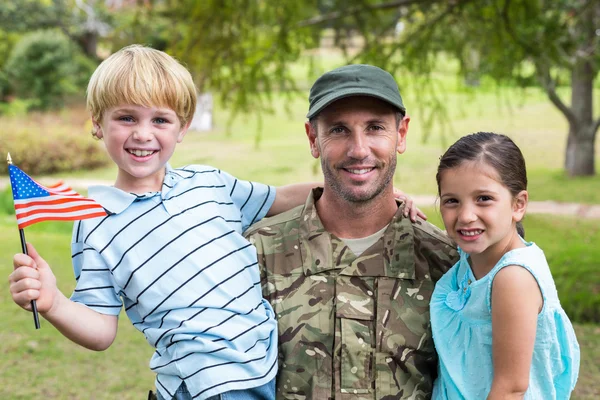 Bonito soldado reunido com a família — Fotografia de Stock