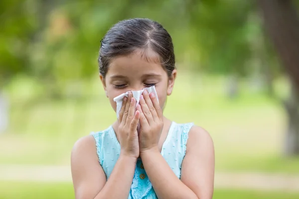 Niña sonándose la nariz — Foto de Stock