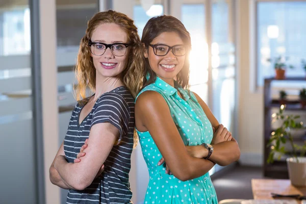 Portrait de partenaires souriants posant ensemble — Photo