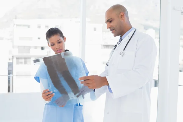 Doctors analyzing together xray — Stock Photo, Image