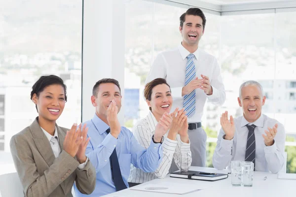 Equipo empresarial aplaudiendo durante la conferencia — Foto de Stock