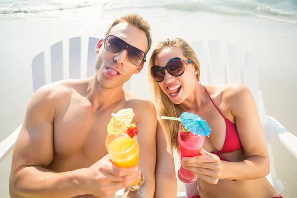 Couple drinking cocktails on beach — Stok fotoğraf