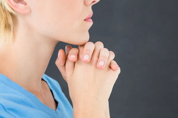 Mujer rubia bonita rezando — Foto de Stock