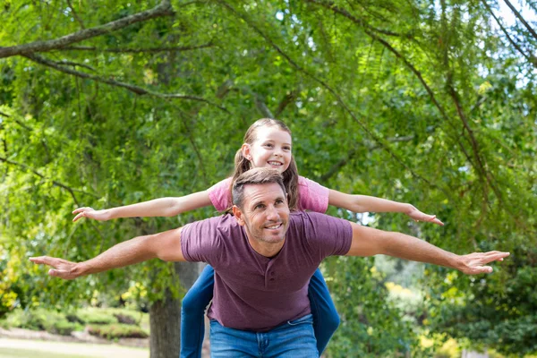 Padre e figlia si divertono nel parco — Foto Stock