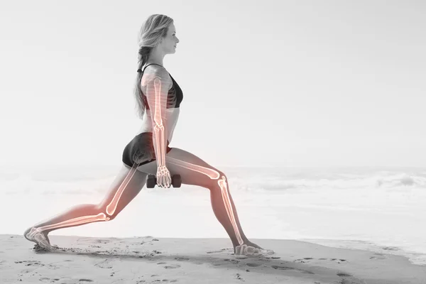 Huesos destacados de la mujer que hace ejercicio — Foto de Stock
