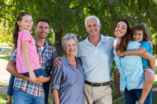 Família estendida sorrindo para a câmera — Fotografia de Stock