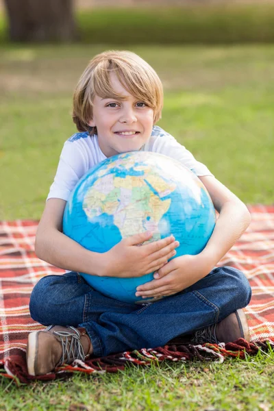 Kleiner Junge hält eine Weltkugel — Stockfoto