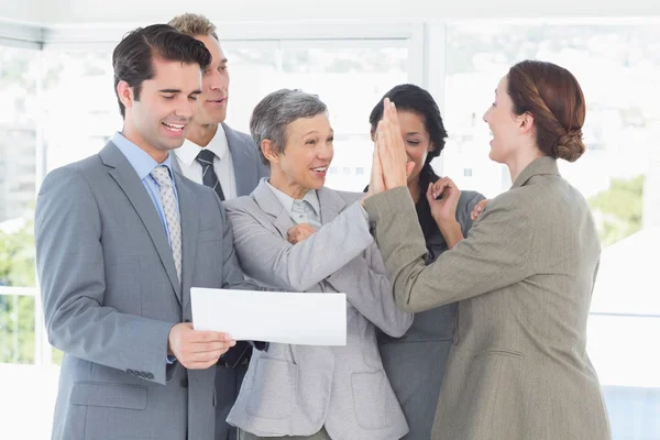 Equipe de negócios celebrando um novo contrato — Fotografia de Stock