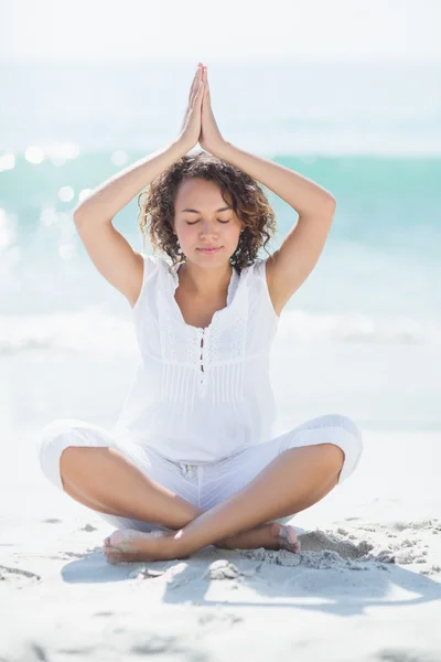 Mulher relaxante na praia — Fotografia de Stock