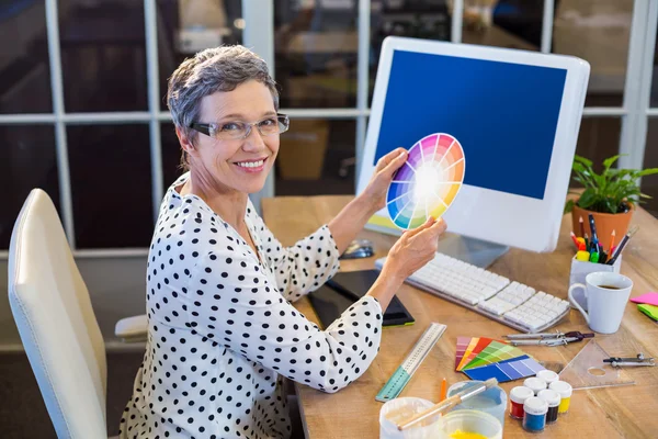 Casual businesswoman holding colour chart — 스톡 사진