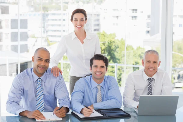 Geschäftsteam bei Besprechung — Stockfoto