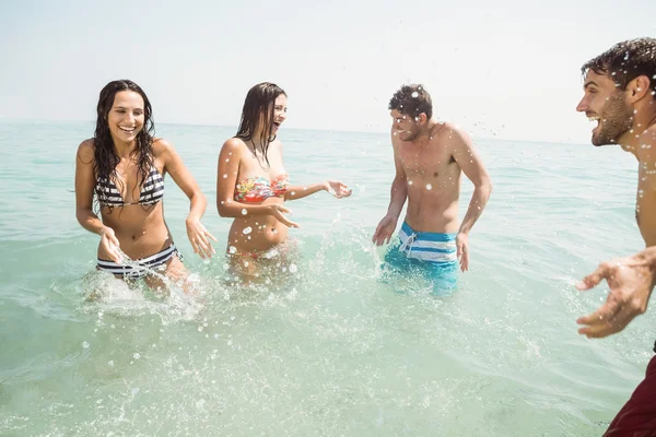 Vänner i badkläder på stranden — Stockfoto