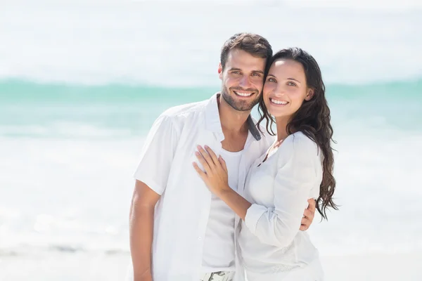 Paar glimlachen op het strand — Stockfoto