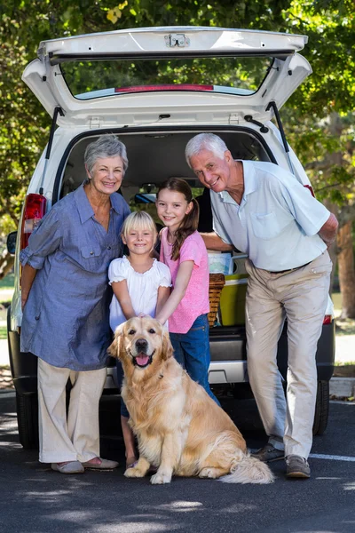 Бабушка и дедушка отправляются в путешествие с внуками — стоковое фото