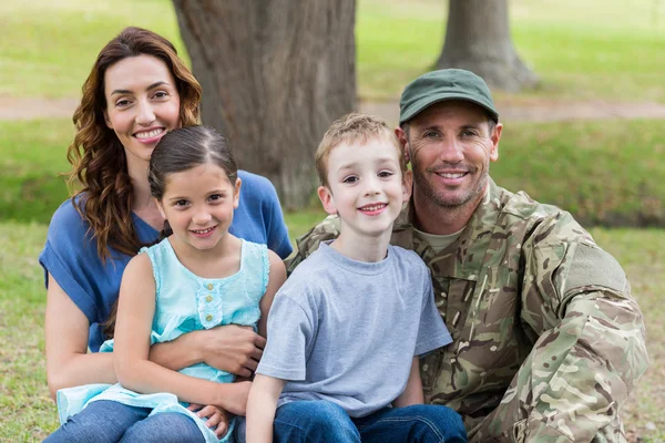 Kjekk soldat gjenforent med familien. – stockfoto