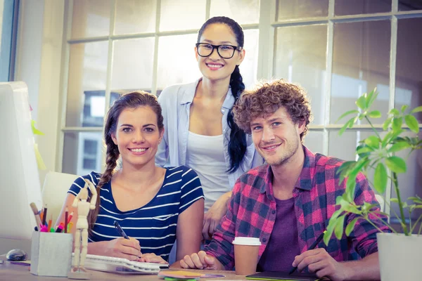 Diseñadores felices sonriendo a la cámara — Foto de Stock