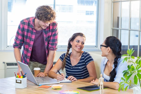 Lächelnde Partner arbeiten gemeinsam an Laptop und Digitalisierer — Stockfoto