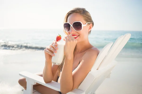 Donna bionda in giornata di sole in spiaggia — Foto Stock