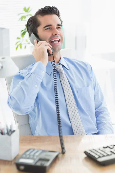 Empresário rindo ao telefone — Fotografia de Stock