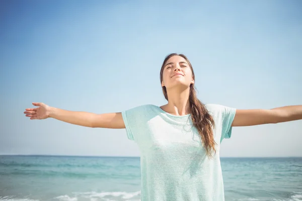 Vrouw die lacht op camera op strand — Stockfoto