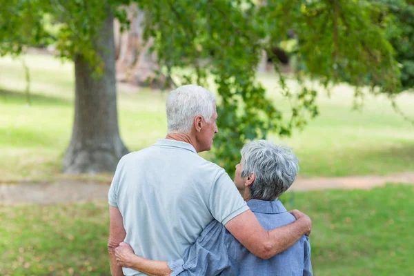 Glückliches altes Paar lächelt — Stockfoto