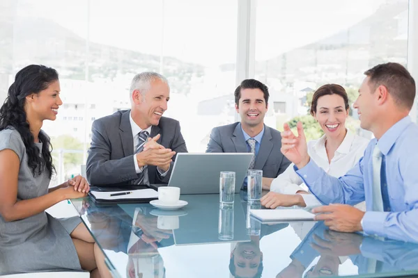 Equipe de negócios rindo juntos — Fotografia de Stock