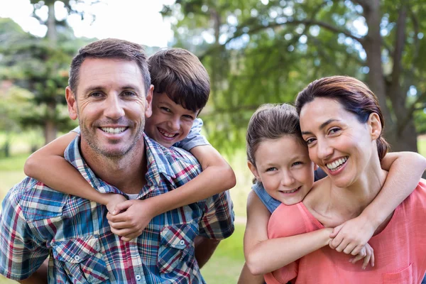 Familie in het park samen — Stockfoto