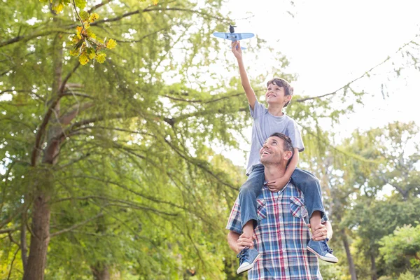 Πατέρας και γιος, διασκεδάζοντας στο πάρκο — Φωτογραφία Αρχείου