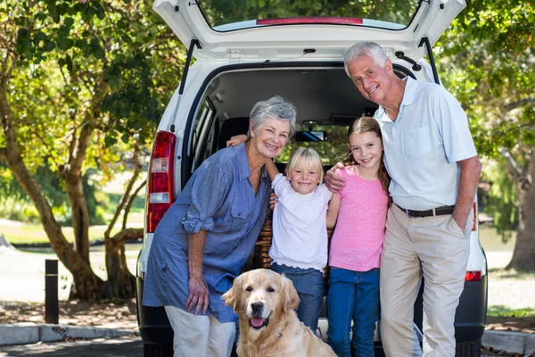 Abuelos viajando por carretera con sus nietos — Foto de Stock