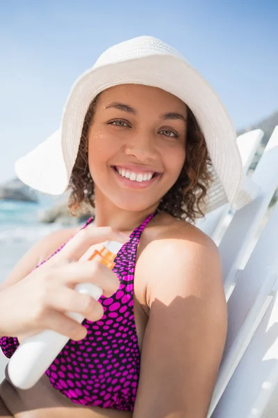 Morena en traje de baño en la playa — Foto de Stock