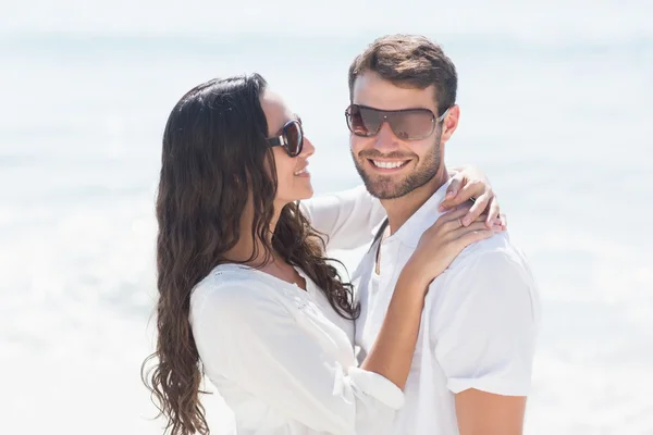 Par leende på stranden — Stockfoto