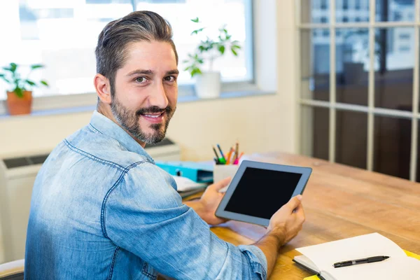 Empresário trabalhando em sua mesa com tablet — Fotografia de Stock