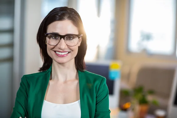 Brünette steht und schaut in die Kamera — Stockfoto