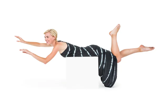Donna bionda sdraiata sul blocco bianco — Foto Stock
