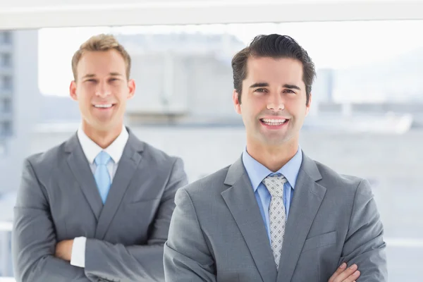 Deux hommes d'affaires souriant à la caméra — Photo