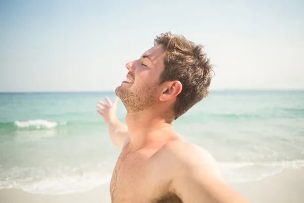 Man smiling on at beach — Zdjęcie stockowe