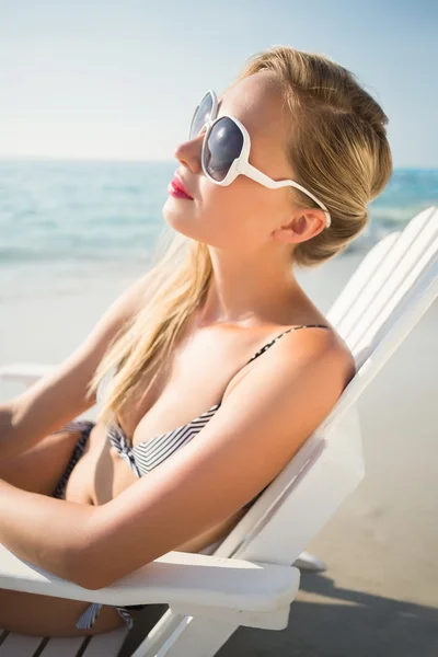 Blonde woman on sunny day at beach — Stock fotografie