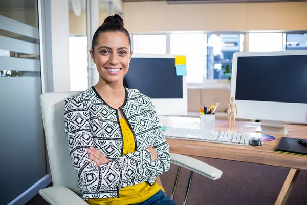 Hermosa morena sentada en su escritorio — Foto de Stock