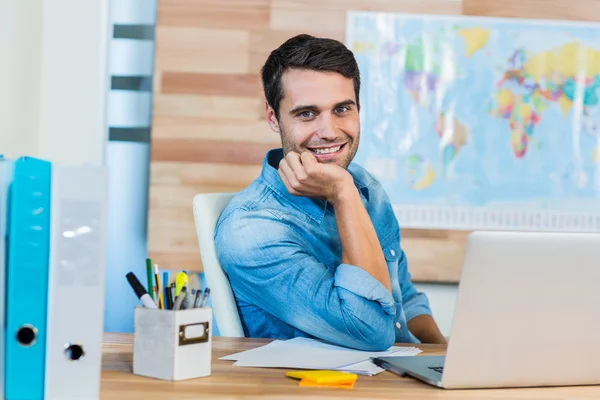 Handsome travel agent smiling at camera — Stock Photo, Image